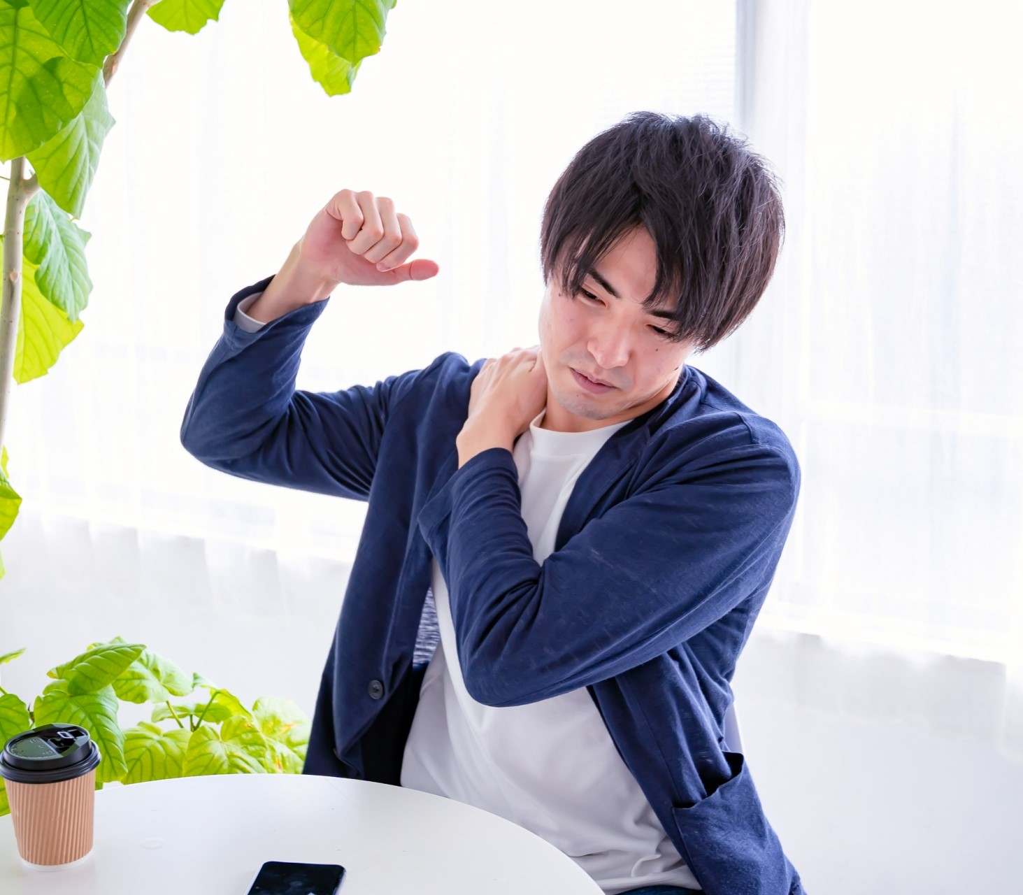 首の関節をボキボキ鳴らしたり、指圧をした方が良い？